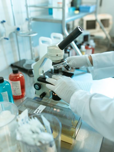 Farmacêutico trabalhando em laboratório de manipulação de fórmulas